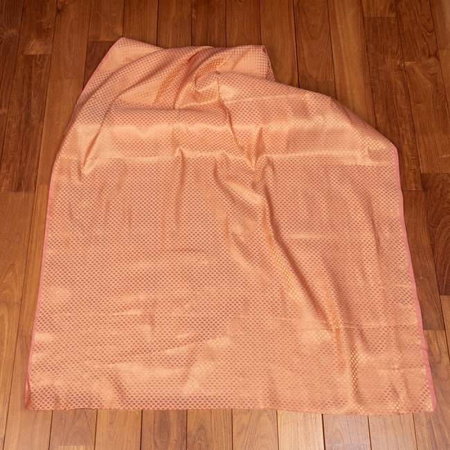 〔1m切り売り〕インドの伝統模様布　光沢感のあるブロケード生地　金糸〔約11.5cm〕薄ピンク系 2 - 全体を広げてみたところです。1mの長さごとにご購入いただけます。