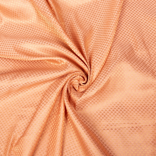 〔1m切り売り〕インドの伝統模様布　光沢感のあるブロケード生地　金糸〔約11.5cm〕薄ピンク系 5 - 陰影があるとこのような感じになります