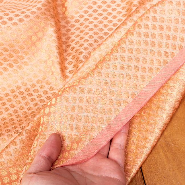 〔1m切り売り〕インドの伝統模様布　光沢感のあるブロケード生地　金糸〔約11.5cm〕薄ピンク系 6 - 生地の拡大写真です