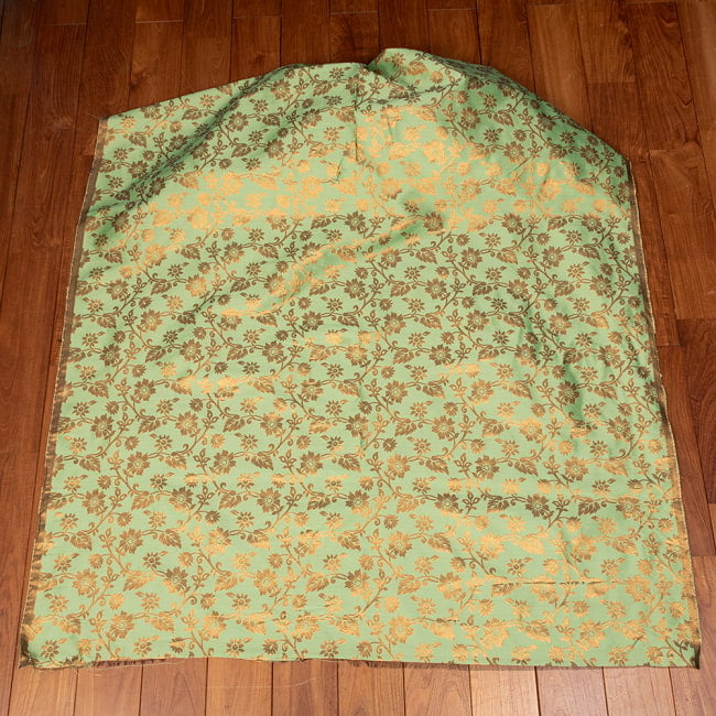 〔1m切り売り〕インドの伝統模様布　光沢感のあるブロケード生地　金糸〔約126cm〕薄グリーン系 2 - 全体を広げてみたところです。1mの長さごとにご購入いただけます。
