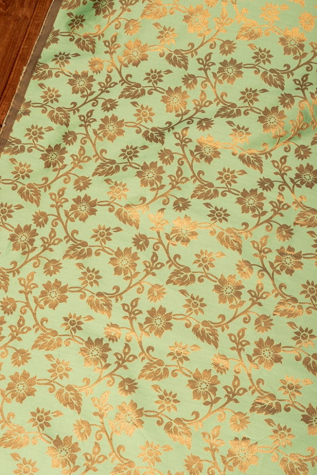〔1m切り売り〕インドの伝統模様布　光沢感のあるブロケード生地　金糸〔約126cm〕薄グリーン系 3 - インドならではの布ですね