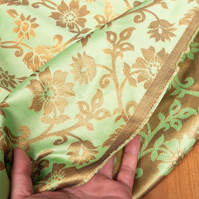 〔1m切り売り〕インドの伝統模様布　光沢感のあるブロケード生地　金糸〔約126cm〕薄グリーン系 6 - 生地の拡大写真です
