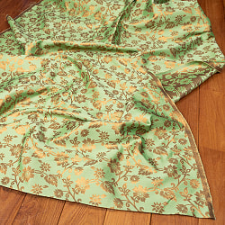 〔1m切り売り〕インドの伝統模様布　光沢感のあるブロケード生地　金糸〔約126cm〕薄グリーン系