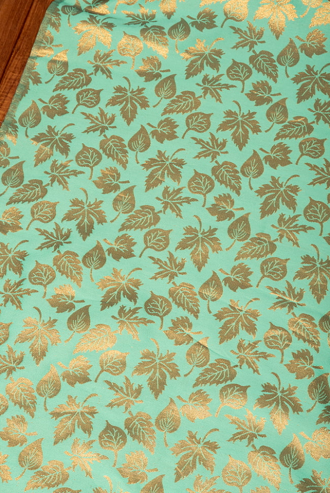 〔1m切り売り〕インドの伝統模様布　光沢感のあるブロケード生地　金糸〔約125cm〕グリーン系 3 - インドならではの布ですね