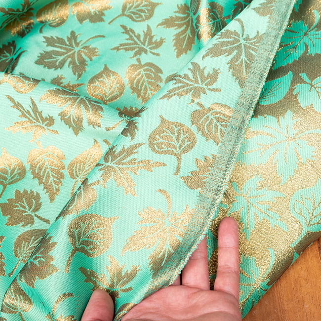 〔1m切り売り〕インドの伝統模様布　光沢感のあるブロケード生地　金糸〔約125cm〕グリーン系 6 - 生地の拡大写真です