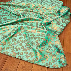 〔1m切り売り〕インドの伝統模様布　光沢感のあるブロケード生地　金糸〔約125cm〕グリーン系の商品写真