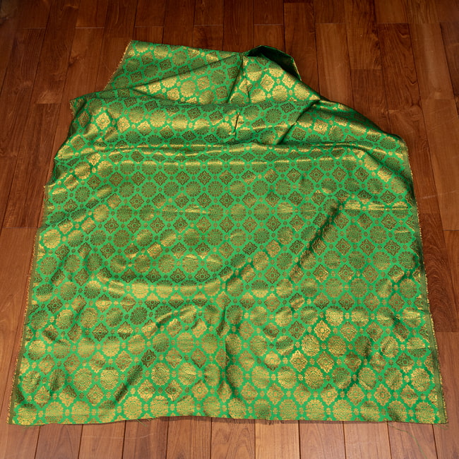 〔1m切り売り〕インドの伝統模様布　光沢感のあるブロケード生地　金糸〔約122cm〕グリーン系 2 - 全体を広げてみたところです。1mの長さごとにご購入いただけます。