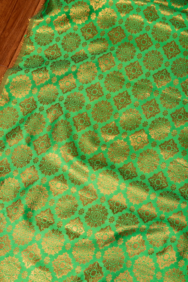 〔1m切り売り〕インドの伝統模様布　光沢感のあるブロケード生地　金糸〔約122cm〕グリーン系 3 - インドならではの布ですね