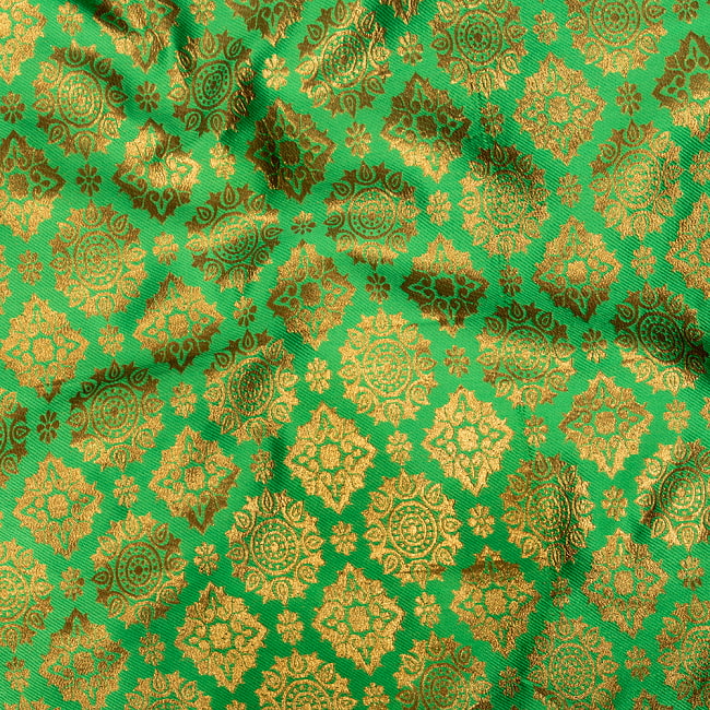 〔1m切り売り〕インドの伝統模様布　光沢感のあるブロケード生地　金糸〔約122cm〕グリーン系 4 - 生地の拡大写真です