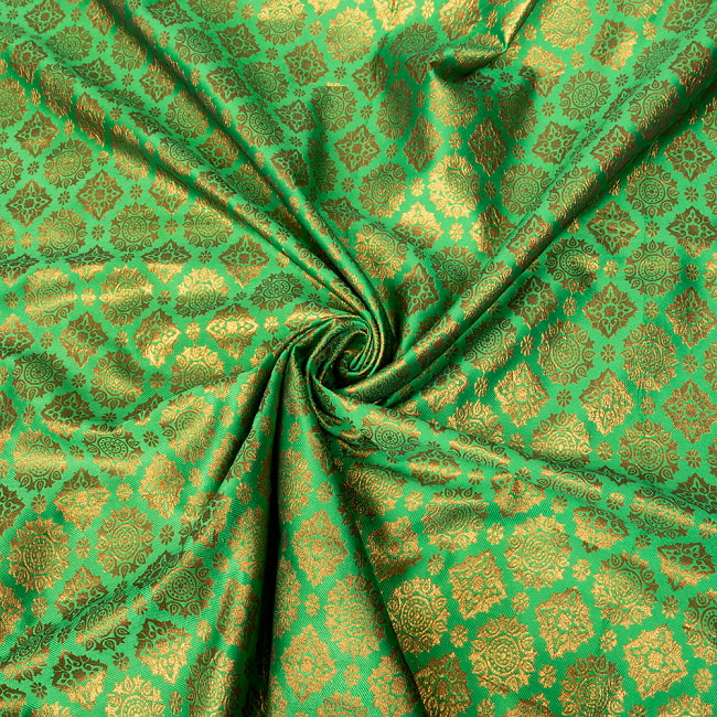 〔1m切り売り〕インドの伝統模様布　光沢感のあるブロケード生地　金糸〔約122cm〕グリーン系 5 - 陰影があるとこのような感じになります