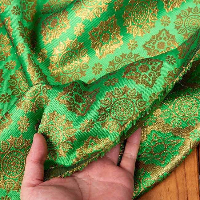 〔1m切り売り〕インドの伝統模様布　光沢感のあるブロケード生地　金糸〔約122cm〕グリーン系 6 - 生地の拡大写真です