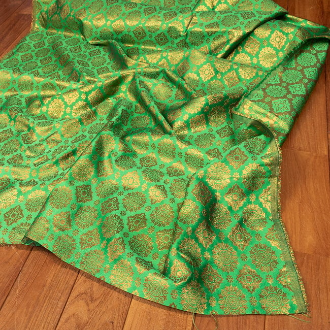 〔1m切り売り〕インドの伝統模様布　光沢感のあるブロケード生地　金糸〔約122cm〕グリーン系の写真1枚目です。とても雰囲気のある、インドからやって来た切り売りの生地です。キラキラ布,豪華な布,切り売り　テーブルクロス　おしゃれ,計り売り布,布 生地,アジア布,手芸,生地,アジアン,ファブリック,テーブルクロス,ソファーカバー