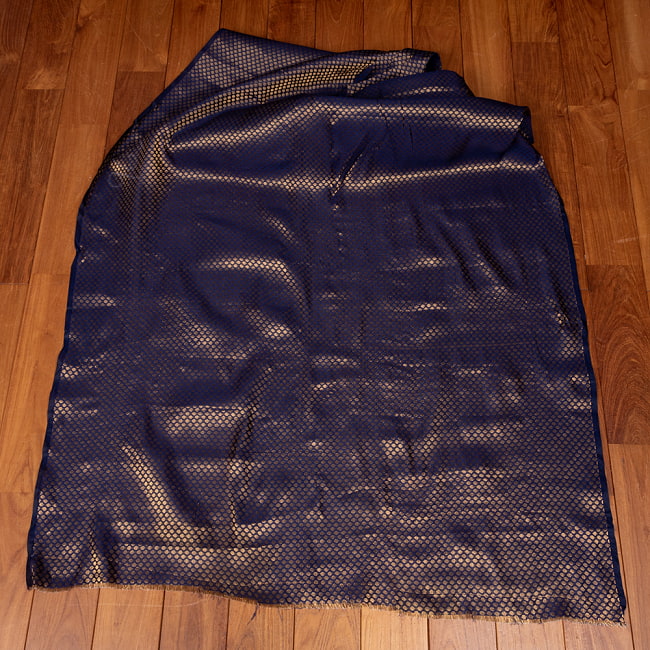 〔1m切り売り〕インドの伝統模様布　光沢感のあるブロケード生地　金糸〔約110cm〕ネイビー系 2 - 全体を広げてみたところです。1mの長さごとにご購入いただけます。