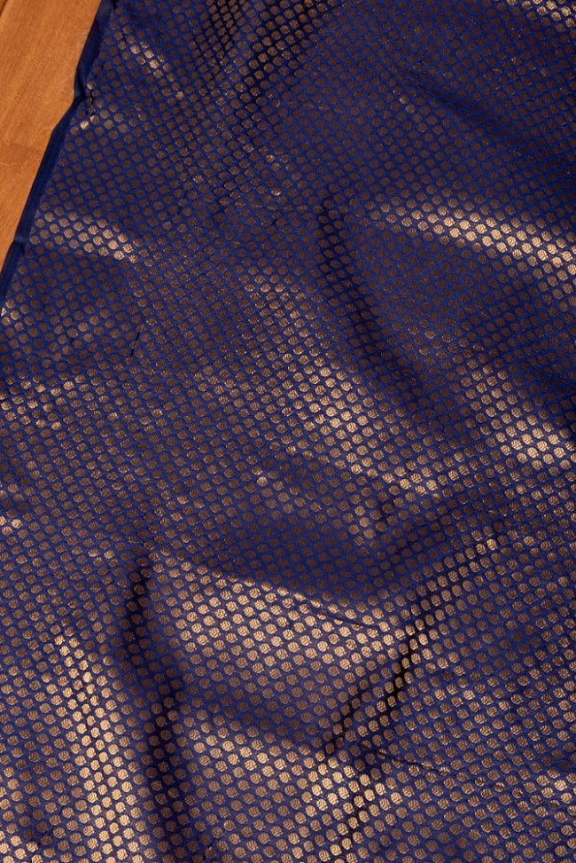 〔1m切り売り〕インドの伝統模様布　光沢感のあるブロケード生地　金糸〔約110cm〕ネイビー系 3 - インドならではの布ですね