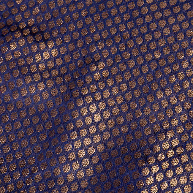 〔1m切り売り〕インドの伝統模様布　光沢感のあるブロケード生地　金糸〔約110cm〕ネイビー系 4 - 生地の拡大写真です