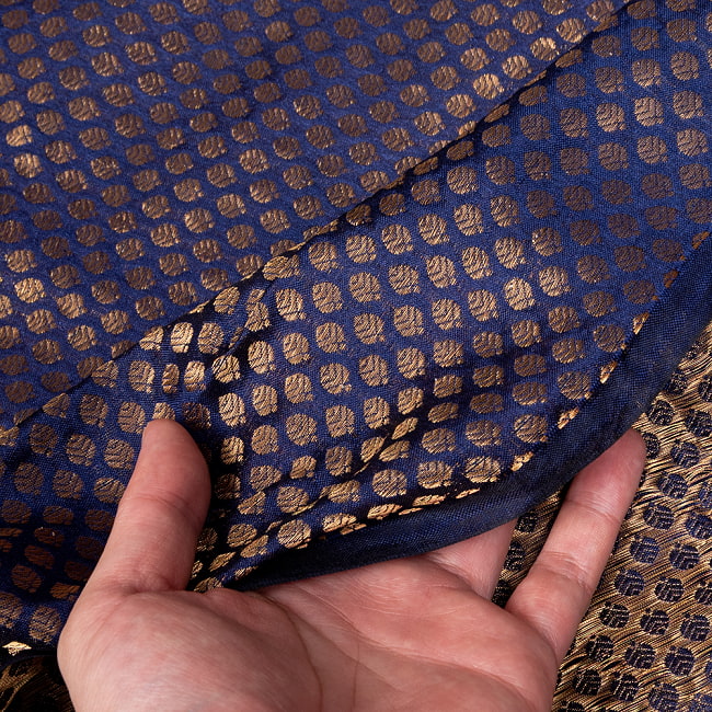 〔1m切り売り〕インドの伝統模様布　光沢感のあるブロケード生地　金糸〔約110cm〕ネイビー系 6 - 生地の拡大写真です