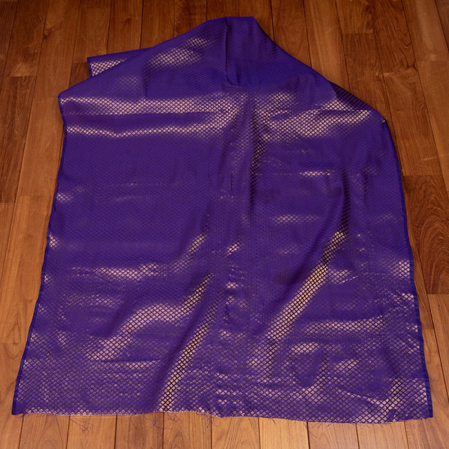 〔1m切り売り〕インドの伝統模様布　光沢感のあるブロケード生地　金糸〔約108cm〕パープル系 2 - 全体を広げてみたところです。1mの長さごとにご購入いただけます。