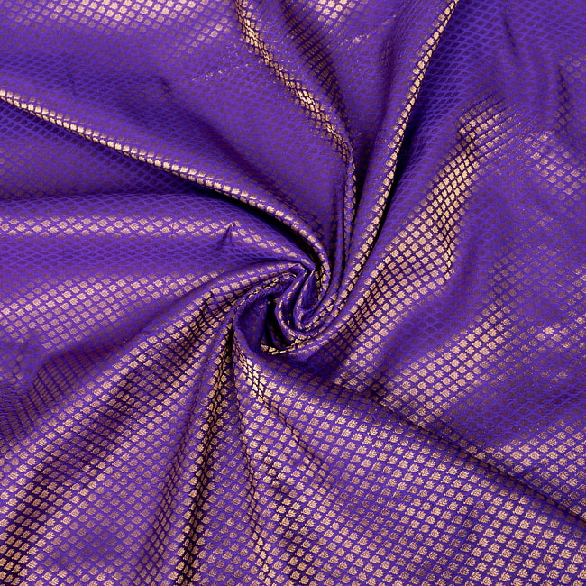 〔1m切り売り〕インドの伝統模様布　光沢感のあるブロケード生地　金糸〔約108cm〕パープル系 5 - 陰影があるとこのような感じになります