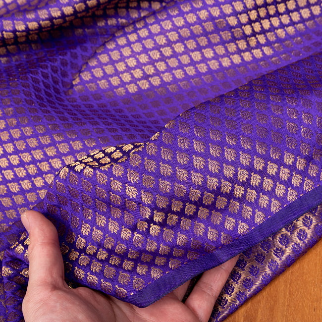 〔1m切り売り〕インドの伝統模様布　光沢感のあるブロケード生地　金糸〔約108cm〕パープル系 6 - 生地の拡大写真です