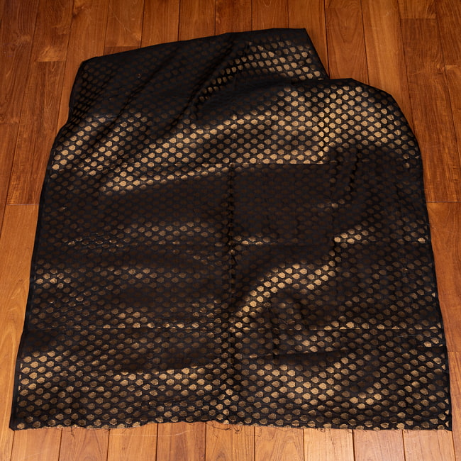〔1m切り売り〕インドの伝統模様布　光沢感のあるブロケード生地　金糸〔約111cm〕ブラック系 2 - 全体を広げてみたところです。1mの長さごとにご購入いただけます。