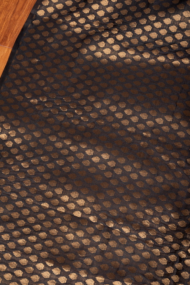 〔1m切り売り〕インドの伝統模様布　光沢感のあるブロケード生地　金糸〔約111cm〕ブラック系 3 - インドならではの布ですね