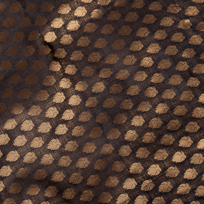 〔1m切り売り〕インドの伝統模様布　光沢感のあるブロケード生地　金糸〔約111cm〕ブラック系 4 - 生地の拡大写真です