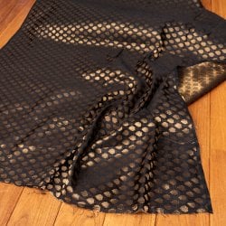 〔1m単位切り売り〕インドの伝統模様布 光沢感のあるブロケード生地 金糸〔約111cm〕ブラック系