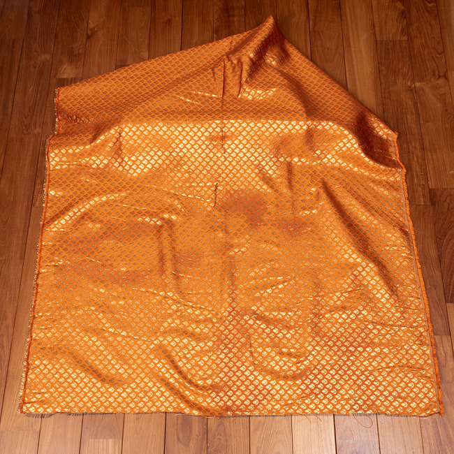 〔1m切り売り〕インドの伝統模様布　光沢感のあるブロケード生地　金糸〔約121cm〕オレンジ系 2 - 全体を広げてみたところです。1mの長さごとにご購入いただけます。