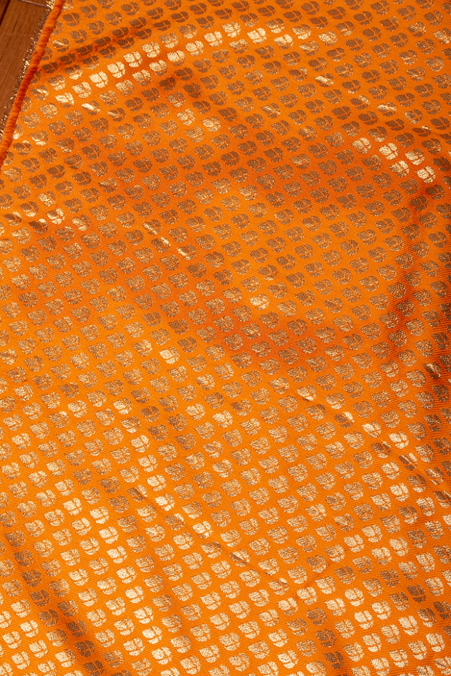 〔1m切り売り〕インドの伝統模様布　光沢感のあるブロケード生地　金糸〔約121cm〕オレンジ系 3 - インドならではの布ですね