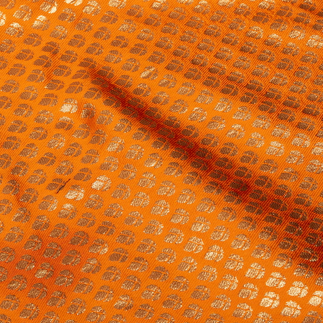 〔1m切り売り〕インドの伝統模様布　光沢感のあるブロケード生地　金糸〔約121cm〕オレンジ系 4 - 生地の拡大写真です