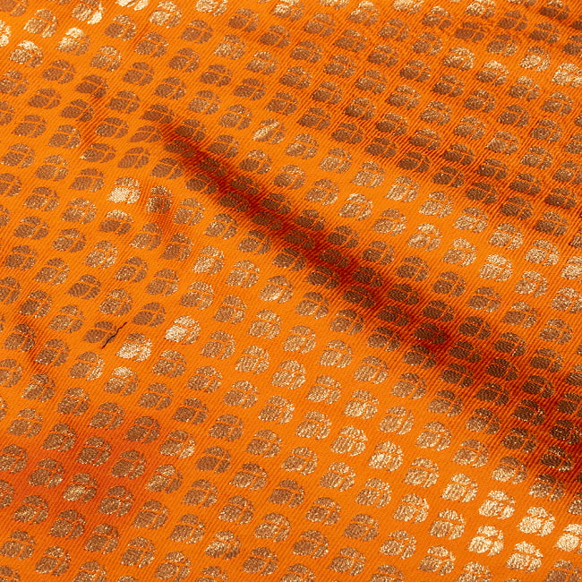 〔1m単位切り売り〕インドの伝統模様布 光沢感のあるブロケード生地 金糸〔約121cm〕オレンジ系 4 - 生地の拡大写真です