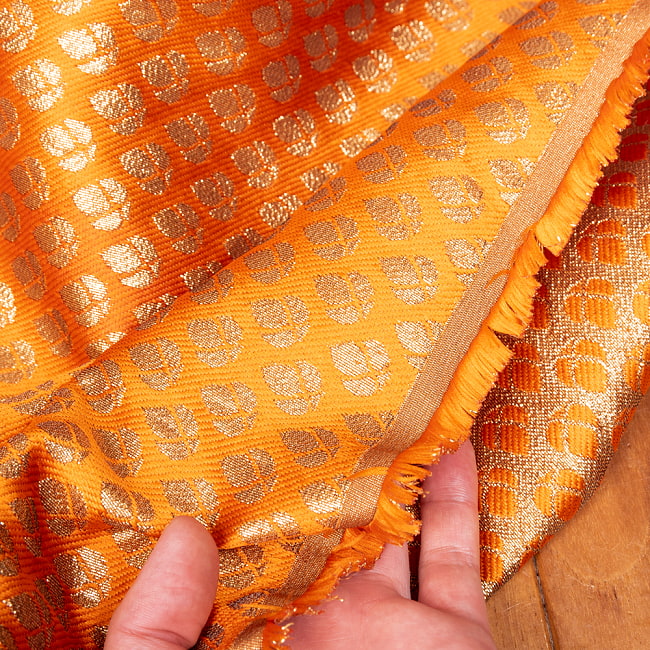 〔1m切り売り〕インドの伝統模様布　光沢感のあるブロケード生地　金糸〔約121cm〕オレンジ系 6 - 生地の拡大写真です
