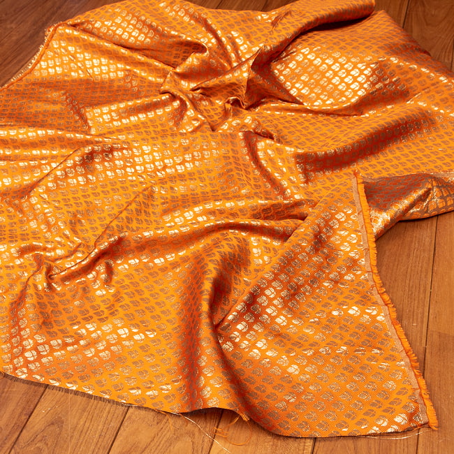 〔1m切り売り〕インドの伝統模様布　光沢感のあるブロケード生地　金糸〔約121cm〕オレンジ系の写真1枚目です。とても雰囲気のある、インドからやって来た切り売りの生地です。キラキラ布,豪華な布,切り売り　テーブルクロス　おしゃれ,計り売り布,布 生地,アジア布,手芸,生地,アジアン,ファブリック,テーブルクロス,ソファーカバー