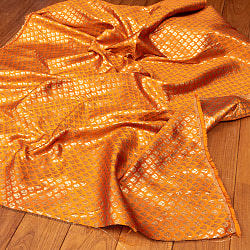 〔1m切り売り〕インドの伝統模様布　光沢感のあるブロケード生地　金糸〔約121cm〕オレンジ系の商品写真