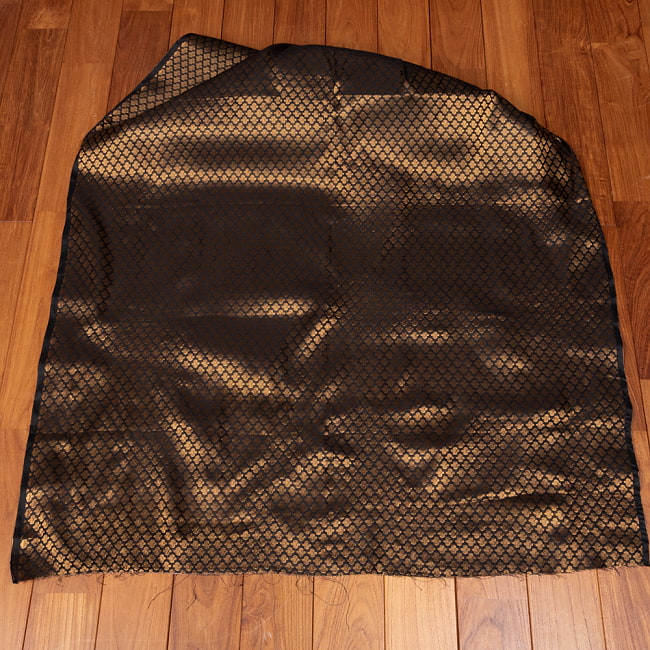 〔1m切り売り〕インドの伝統模様布　光沢感のあるブロケード生地　金糸〔約111cm〕ブラック系 2 - 全体を広げてみたところです。1mの長さごとにご購入いただけます。