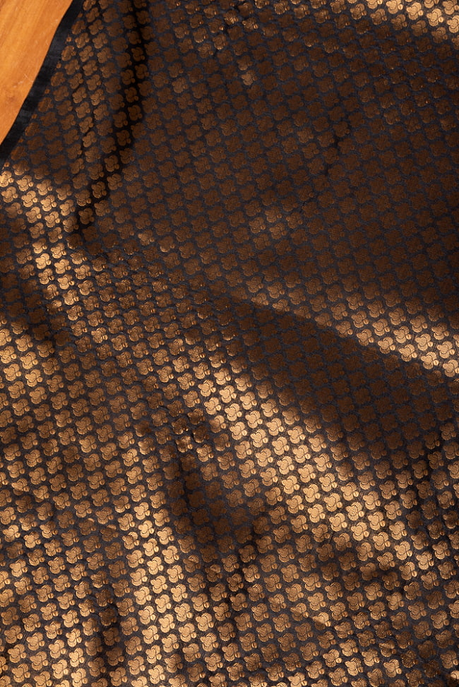 〔1m切り売り〕インドの伝統模様布　光沢感のあるブロケード生地　金糸〔約111cm〕ブラック系 3 - インドならではの布ですね