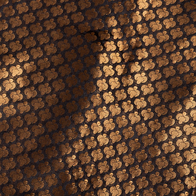 〔1m切り売り〕インドの伝統模様布　光沢感のあるブロケード生地　金糸〔約111cm〕ブラック系 4 - 生地の拡大写真です