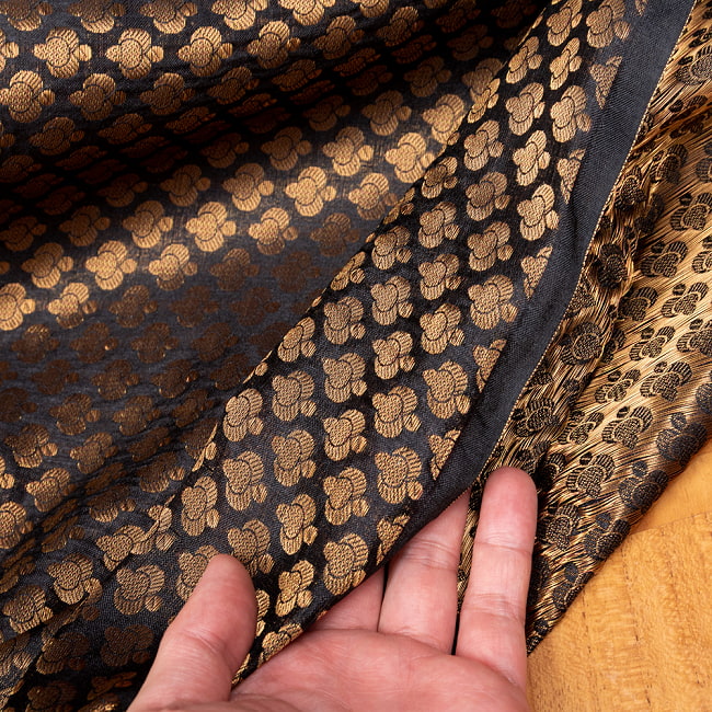 〔1m切り売り〕インドの伝統模様布　光沢感のあるブロケード生地　金糸〔約111cm〕ブラック系 6 - 生地の拡大写真です