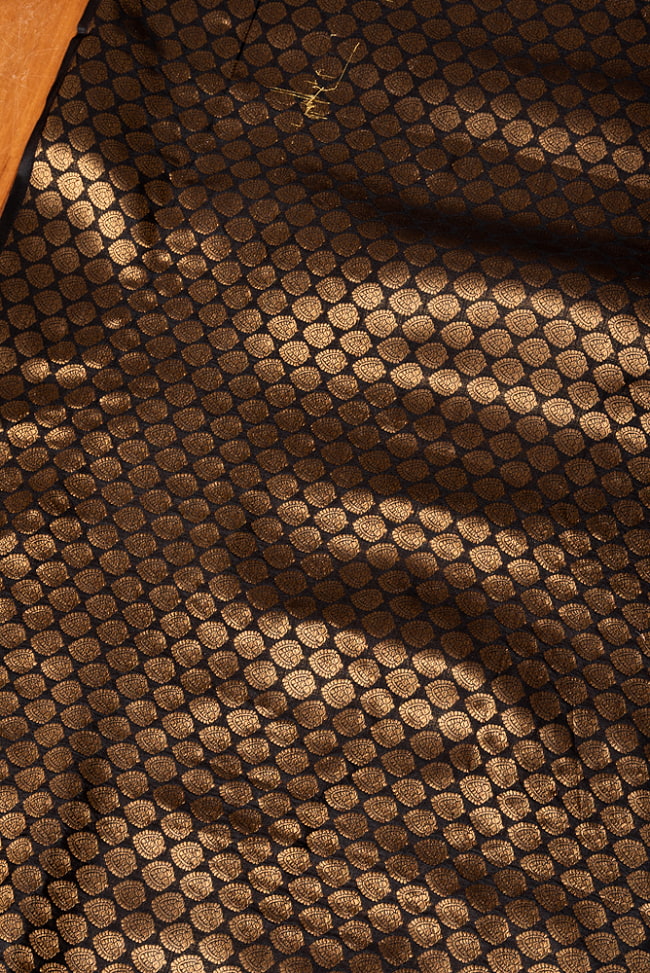 〔1m切り売り〕インドの伝統模様布　光沢感のあるブロケード生地　金糸〔約107cm〕ブラック系 3 - インドならではの布ですね