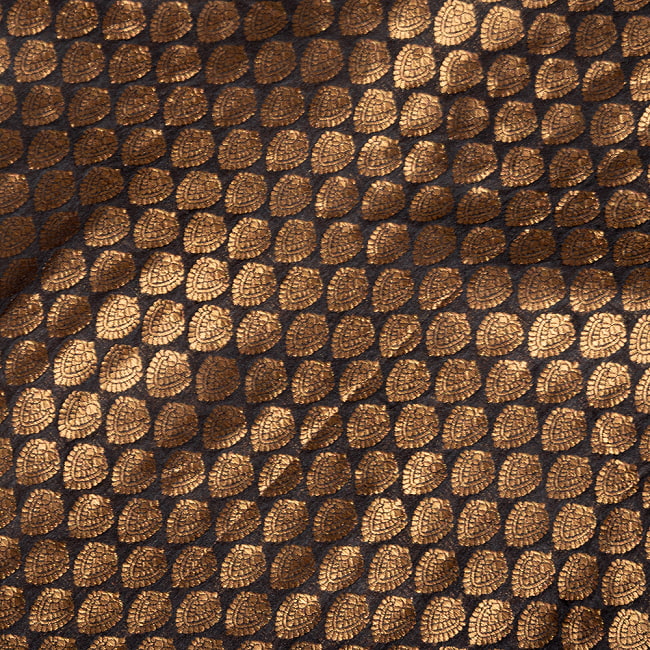 〔1m切り売り〕インドの伝統模様布　光沢感のあるブロケード生地　金糸〔約107cm〕ブラック系 4 - 生地の拡大写真です