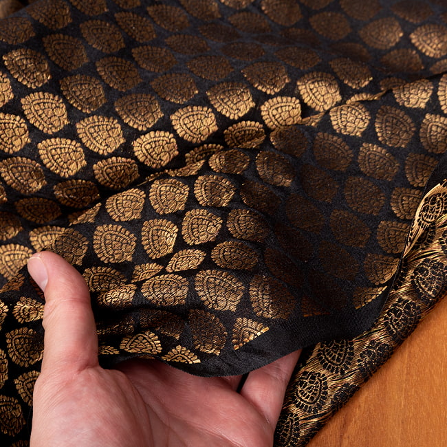 〔1m切り売り〕インドの伝統模様布　光沢感のあるブロケード生地　金糸〔約107cm〕ブラック系 6 - 生地の拡大写真です