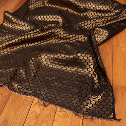 〔1m切り売り〕インドの伝統模様布　光沢感のあるブロケード生地　金糸〔約107cm〕ブラック系の商品写真