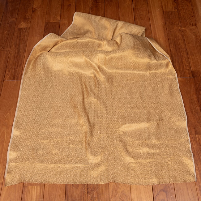 〔1m切り売り〕インドの伝統模様布　光沢感のあるブロケード生地　金糸〔約109cm〕ゴールド系 2 - 全体を広げてみたところです。1mの長さごとにご購入いただけます。