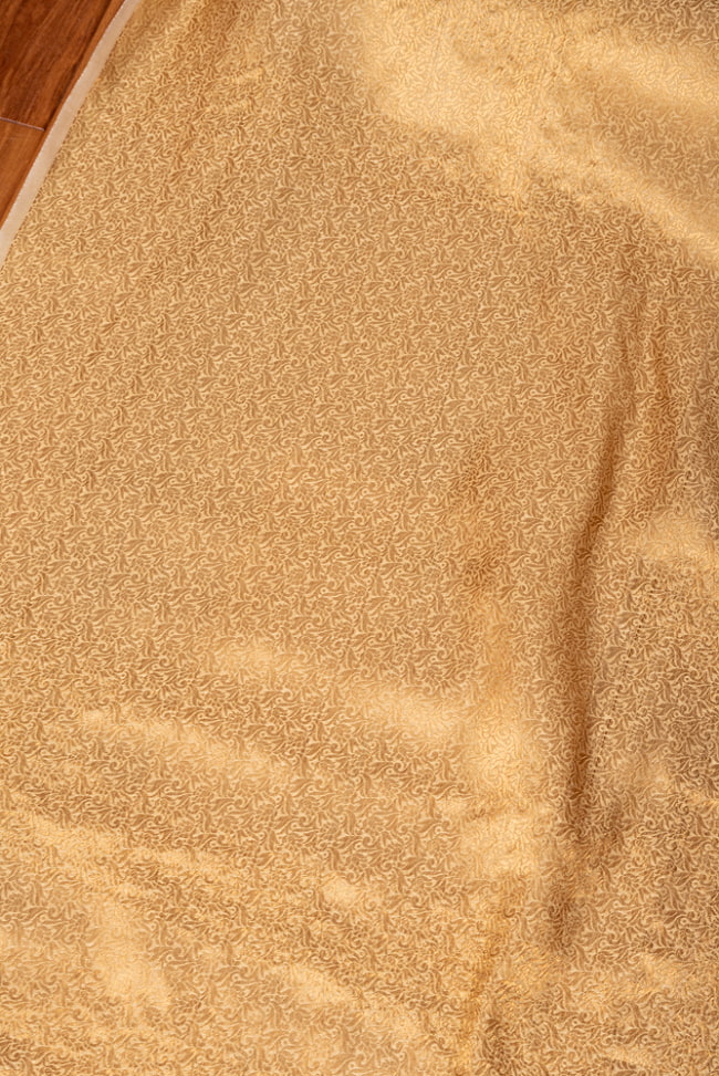 〔1m切り売り〕インドの伝統模様布　光沢感のあるブロケード生地　金糸〔約109cm〕ゴールド系 3 - インドならではの布ですね