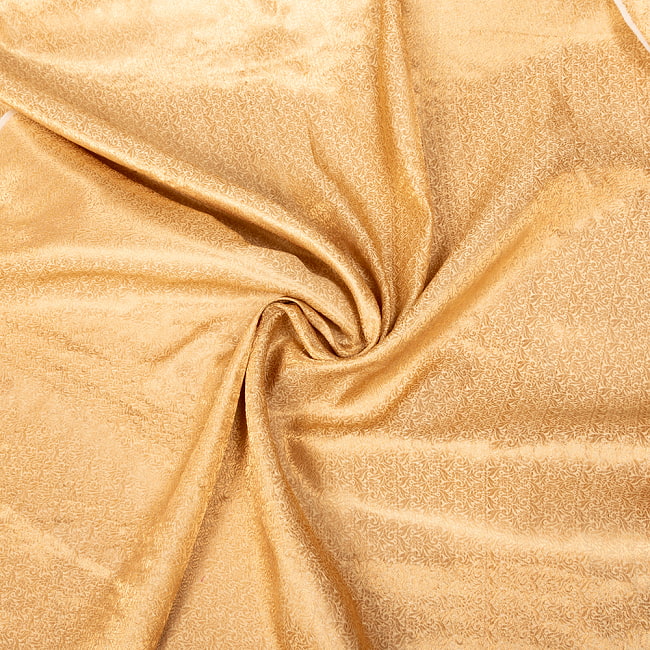 〔1m切り売り〕インドの伝統模様布　光沢感のあるブロケード生地　金糸〔約109cm〕ゴールド系 5 - 陰影があるとこのような感じになります