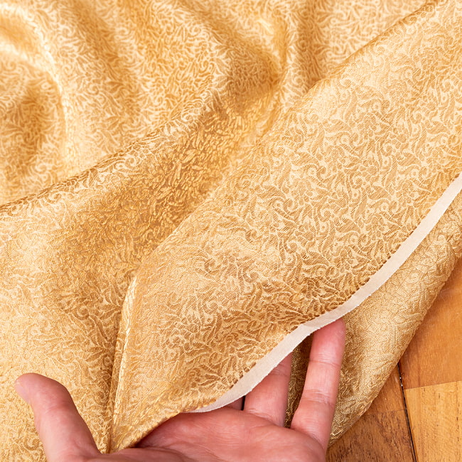 〔1m切り売り〕インドの伝統模様布　光沢感のあるブロケード生地　金糸〔約109cm〕ゴールド系 6 - 生地の拡大写真です