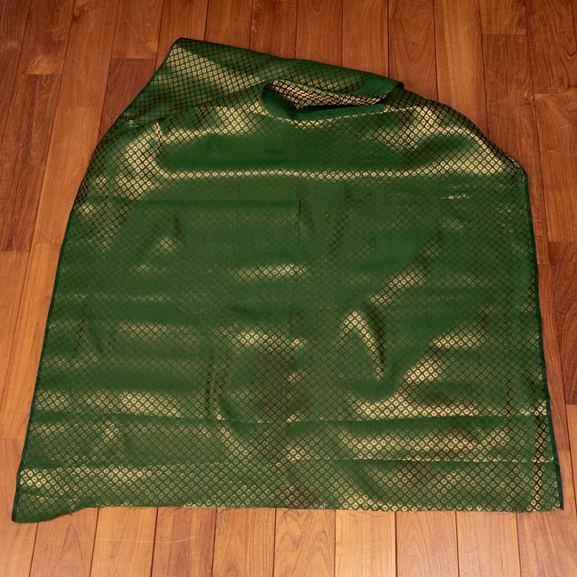 〔1m切り売り〕インドの伝統模様布　光沢感のあるブロケード生地　金糸〔約111cm〕グリーン系 2 - 全体を広げてみたところです。1mの長さごとにご購入いただけます。