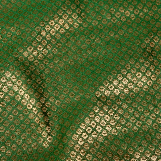 〔1m切り売り〕インドの伝統模様布　光沢感のあるブロケード生地　金糸〔約111cm〕グリーン系 4 - 生地の拡大写真です