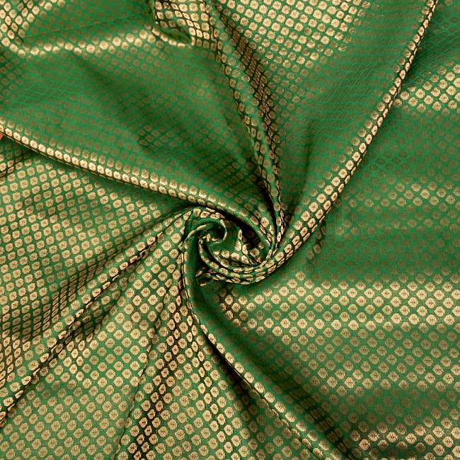 〔1m切り売り〕インドの伝統模様布　光沢感のあるブロケード生地　金糸〔約111cm〕グリーン系 5 - 陰影があるとこのような感じになります