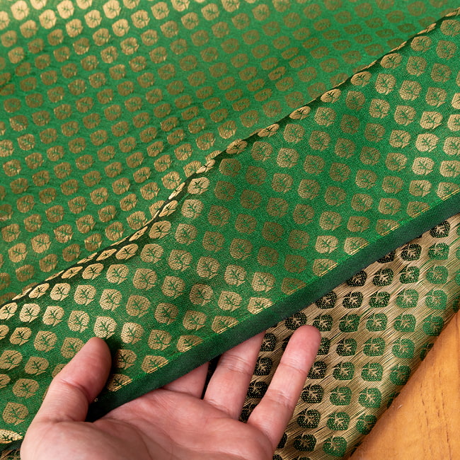 〔1m切り売り〕インドの伝統模様布　光沢感のあるブロケード生地　金糸〔約111cm〕グリーン系 6 - 生地の拡大写真です